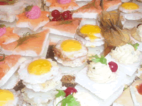 canap&eacute;s cocktails &agrave; livr&eacute;s