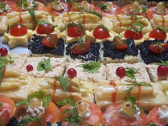 canap&eacute;s cocktails &agrave; livr&eacute;s